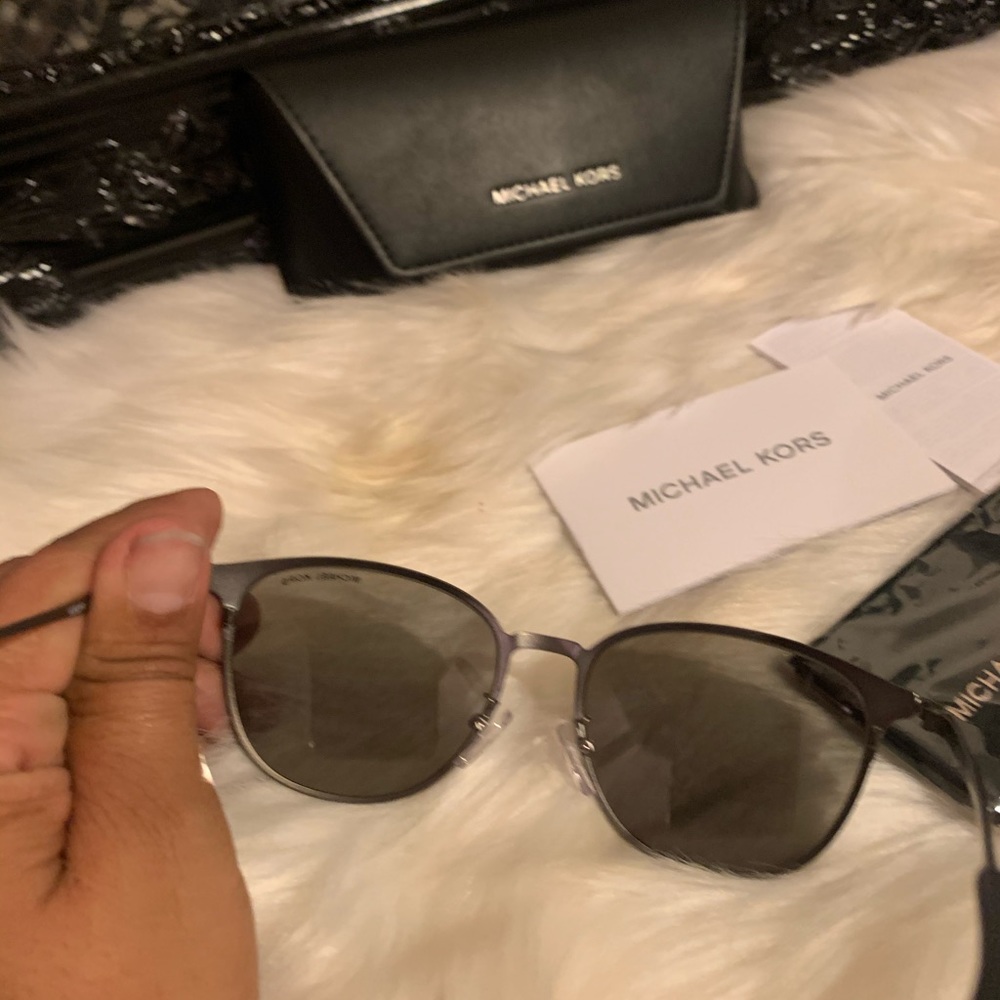 Michael kors sunglasses 🕶 - Picture 3 of 6
